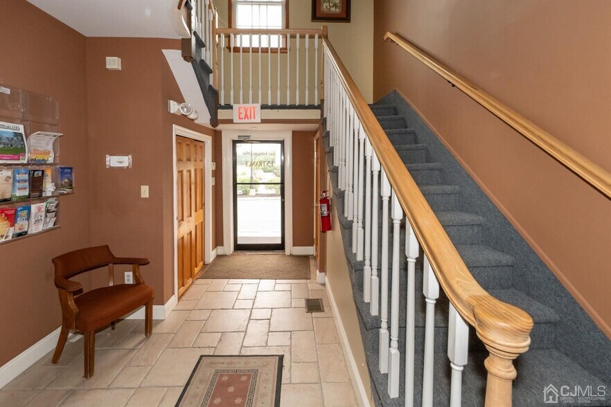 220 Forsgate Dr, Jamesburg, NJ à louer - Hall d’entrée - Image 3 de 4