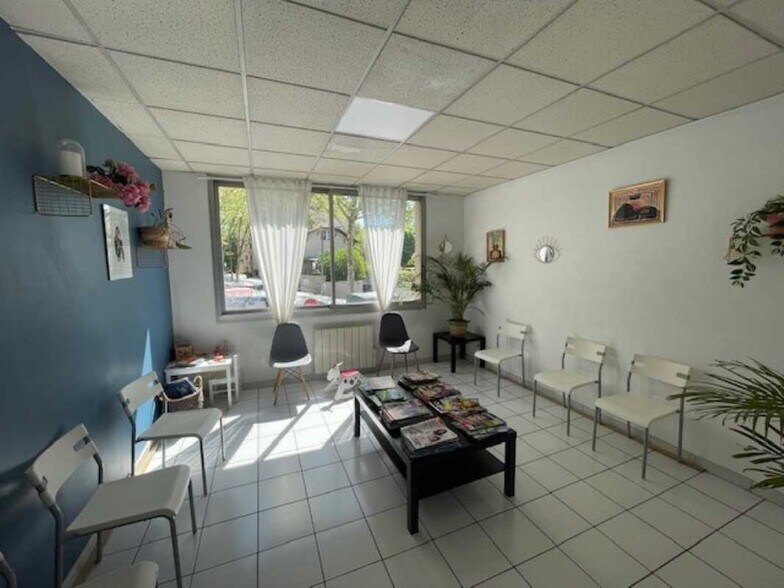 Office in Lyon for lease - Interior Photo - Image 2 of 4
