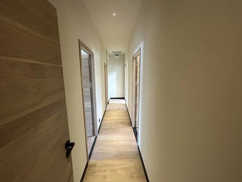 Bureau dans Saint-Rémy-de-Provence à louer - Photo intérieure - Image 2 de 6