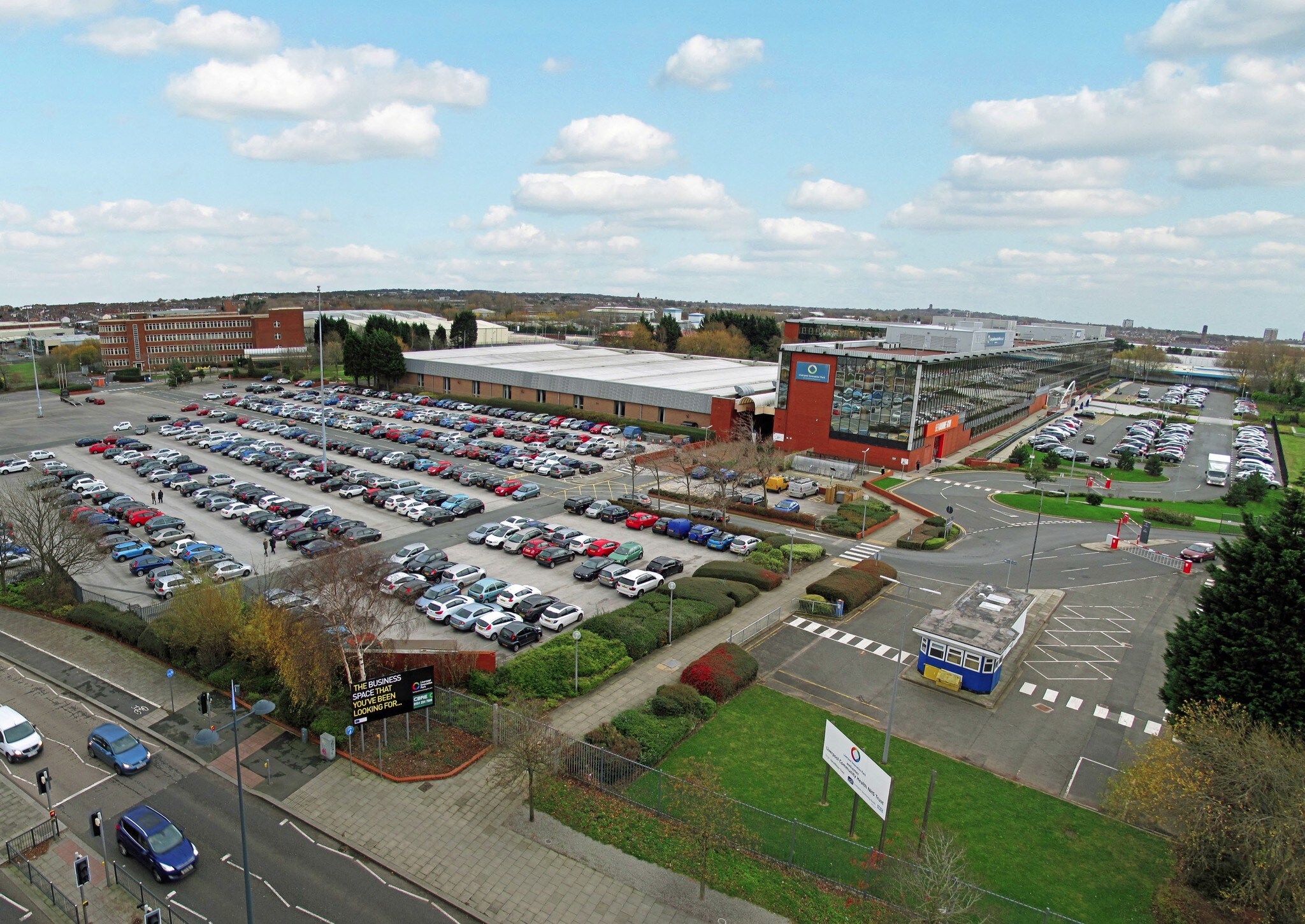 360 Edge Ln, Liverpool à louer Photo du bâtiment- Image 1 de 3