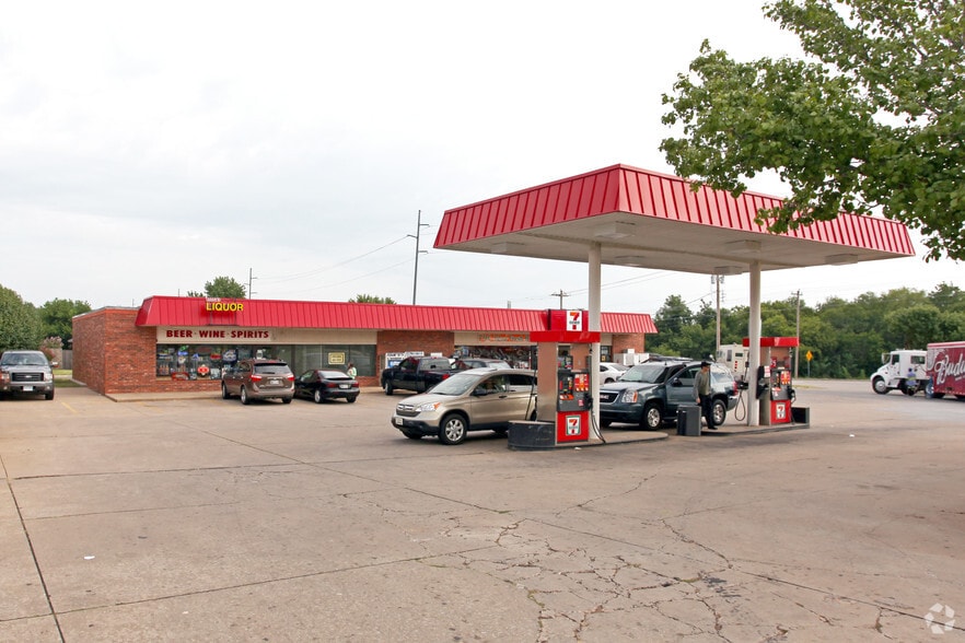 2361 E Alameda St, Norman, OK for lease - Primary Photo - Image 1 of 2