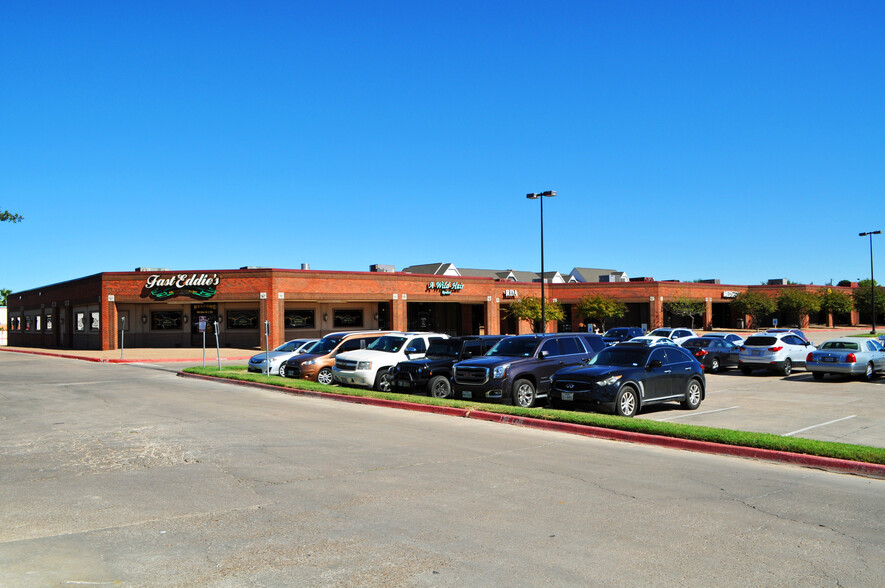 700 E University Dr, College Station, TX à louer - Photo du bâtiment - Image 1 de 2