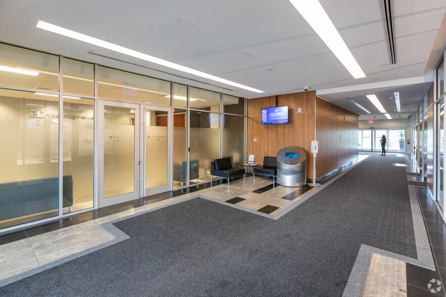 7025 Langer Dr, Mississauga, ON à louer - Hall d’entrée - Image 2 de 8