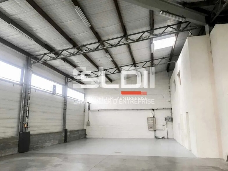 Office in Chassieu for lease - Interior Photo - Image 2 of 8