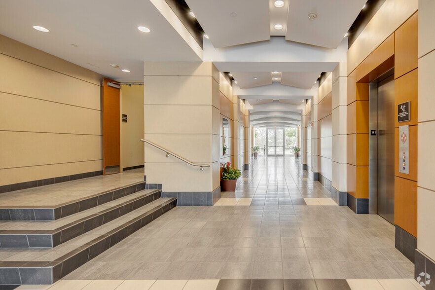 8529 South Park Cir, Orlando, FL à louer - Photo intérieure - Image 2 de 2