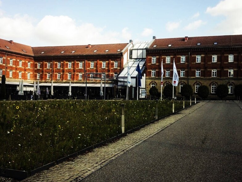  à vendre - Photo du bâtiment - Image 2 de 15