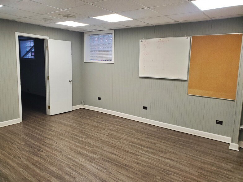 380 Bennett Dr, Elk Grove Village, IL à louer - Photo du bâtiment - Image 2 de 28