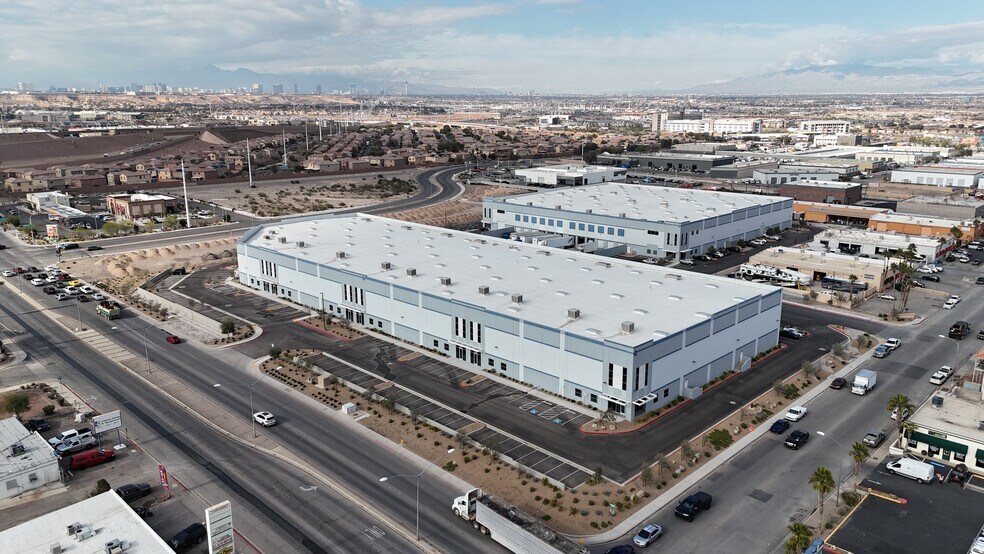 748 W Sunset Rd, Henderson, NV à louer - Photo du bâtiment - Image 3 de 6