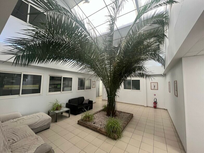 Bureau dans Fontenay-sous-Bois à louer - Photo du bâtiment - Image 2 de 9