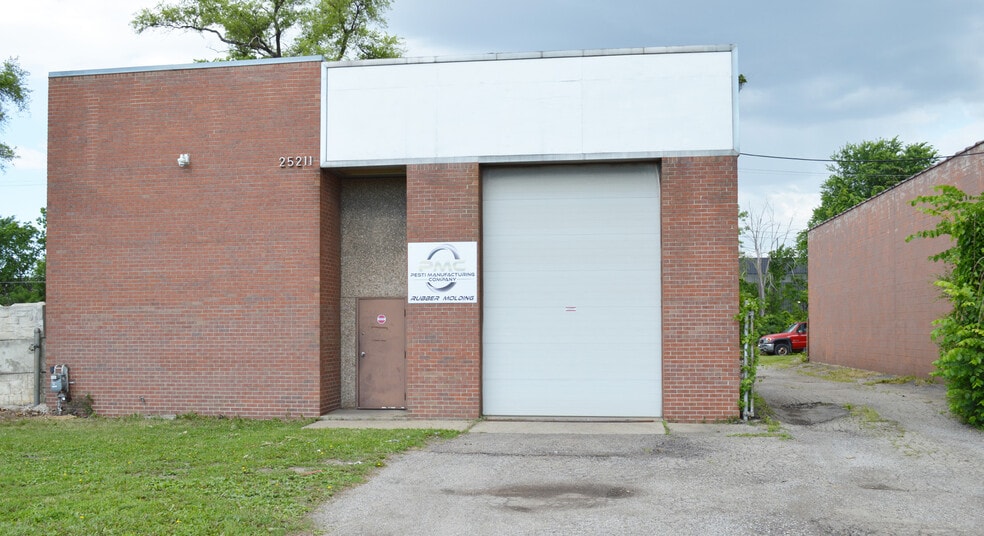 25211 Mound Rd, Warren, MI for sale - Primary Photo - Image 1 of 5