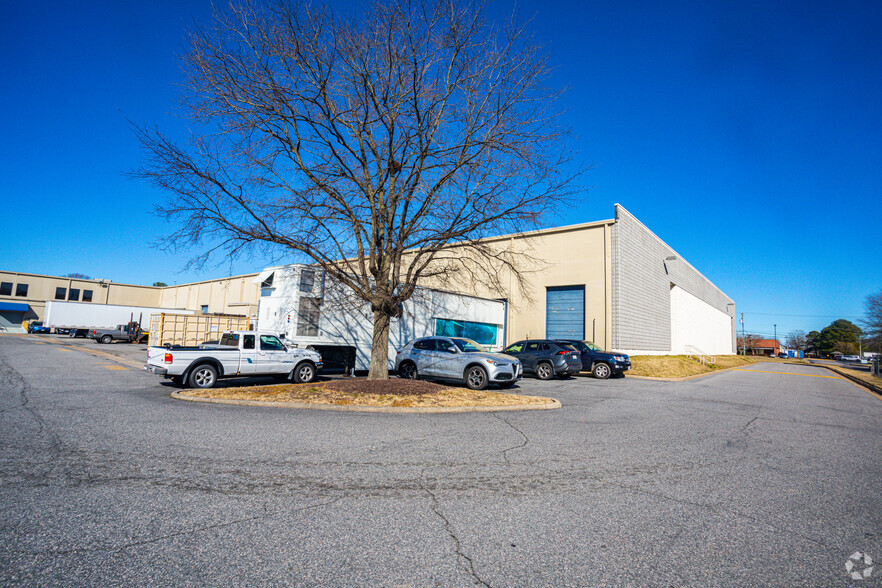 5425 Robin Hood Rd, Norfolk, VA for lease - Building Photo - Image 2 of 11