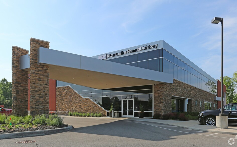 7661 Beechmont Ave, Cincinnati, OH à louer - Photo du bâtiment - Image 2 de 3