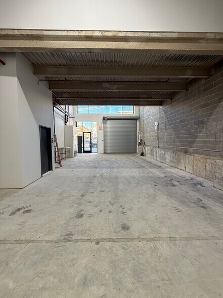2102 College Point Blvd, College Point, NY for lease - Interior Photo - Image 3 of 9