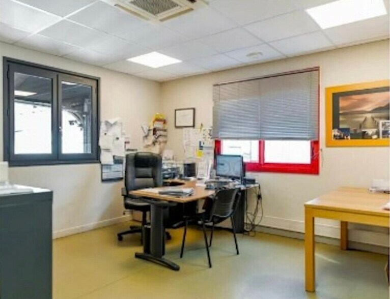 Flex in Vénissieux for lease - Interior Photo - Image 2 of 11