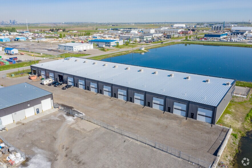 235126 Ryan Rd, Calgary, AB à vendre - Photo du bâtiment - Image 3 de 4