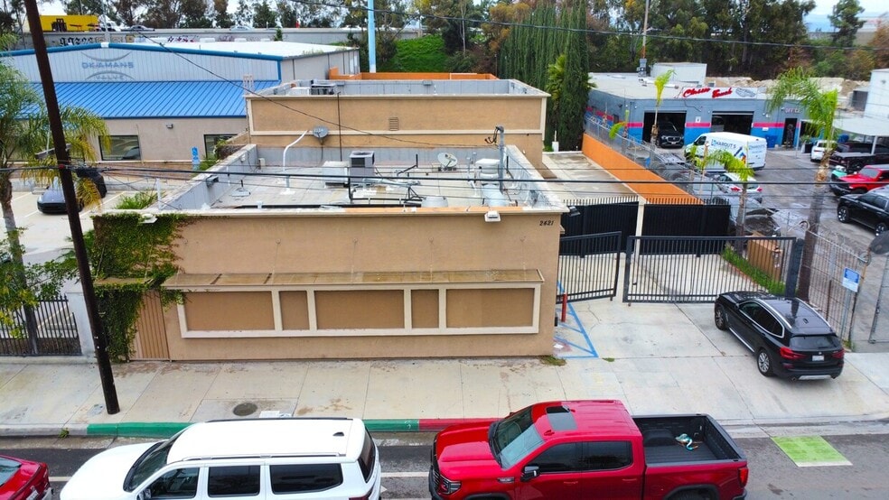 2421 E Artesia Blvd, Long Beach, CA à louer - Photo du bâtiment - Image 3 de 8