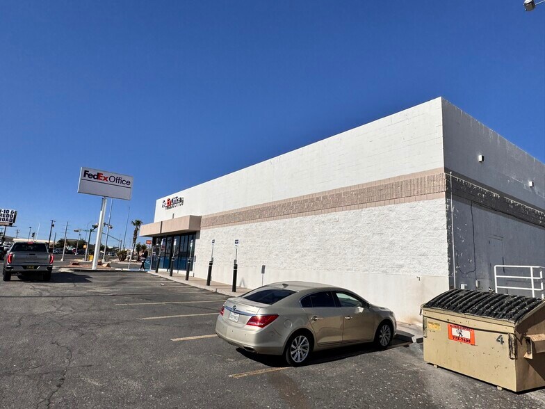 4190 N Mesa St, El Paso, TX à louer - Photo du bâtiment - Image 2 de 2