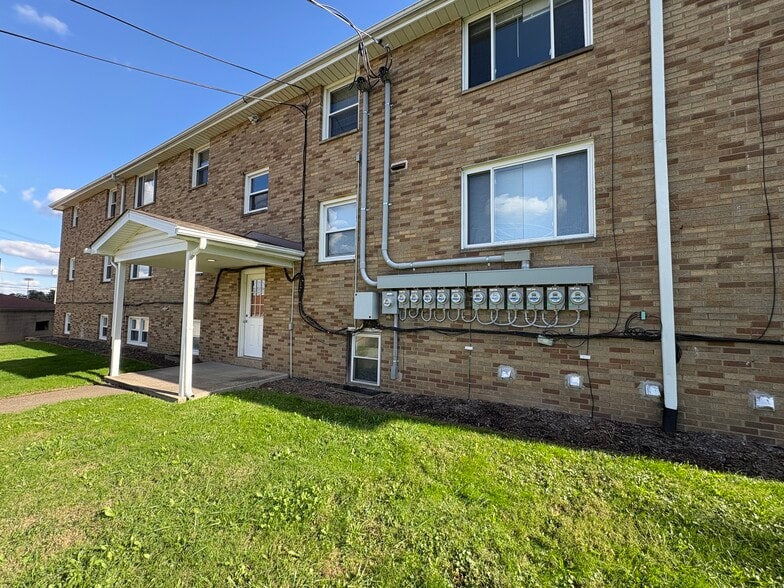 1469 Valentine Cir NW, Canton, OH for sale - Building Photo - Image 2 of 14