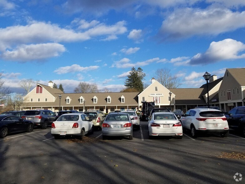 120 W Center St, West Bridgewater, MA à louer - Photo du bâtiment - Image 2 de 8
