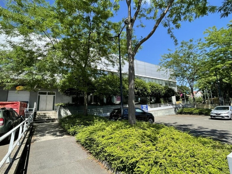 Office in Aubervilliers for lease - Building Photo - Image 2 of 19