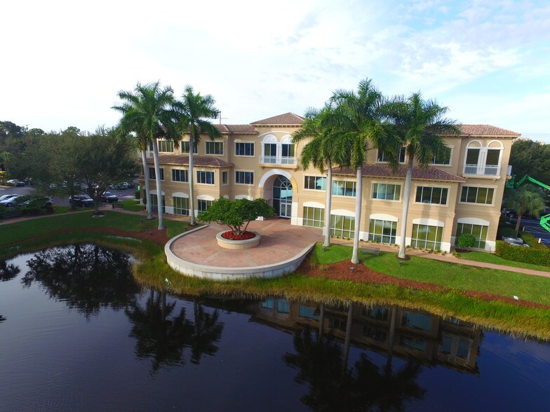 24311 Walden Center Dr, Bonita Springs, FL à vendre - Photo du bâtiment - Image 3 de 7