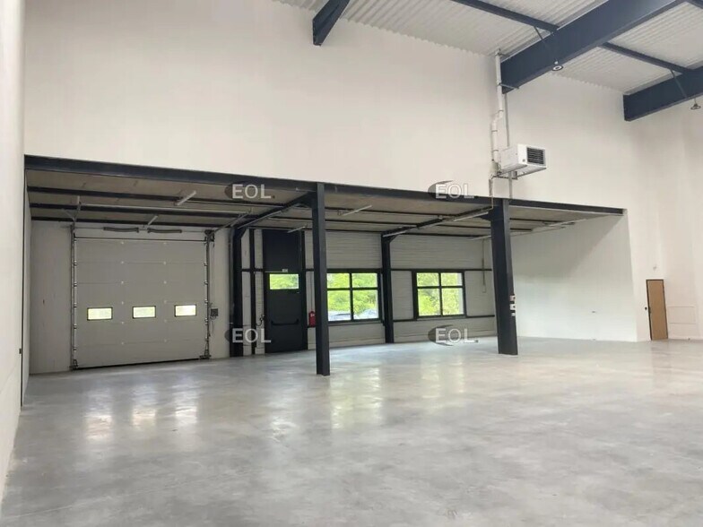 Flex in Saint-Priest for lease - Interior Photo - Image 2 of 10