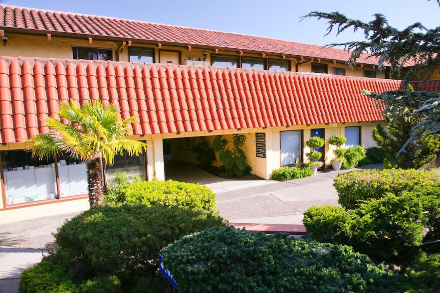 95 Montgomery Dr, Santa Rosa, CA à louer - Photo du bâtiment - Image 2 de 3