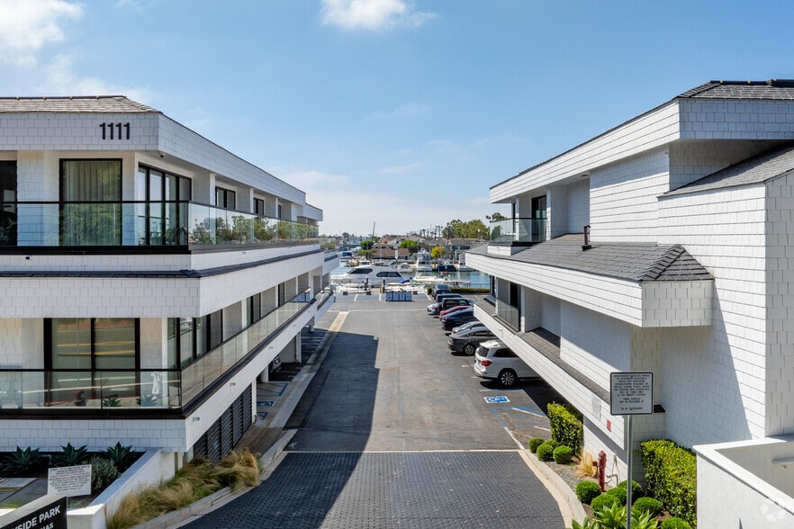 1111 Bayside Dr, Corona Del Mar, CA for lease - Building Photo - Image 2 of 9
