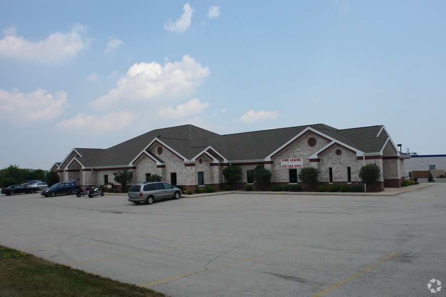 1540 Main Ave, De Pere, WI à louer - Photo du bâtiment - Image 2 de 6