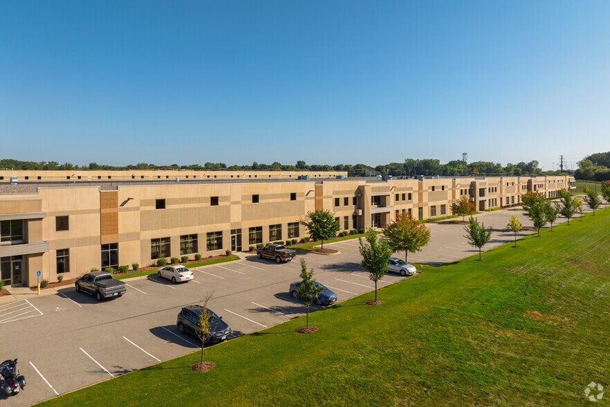 8700 Shelby Ct, Chanhassen, MN à louer - Photo du bâtiment - Image 2 de 4