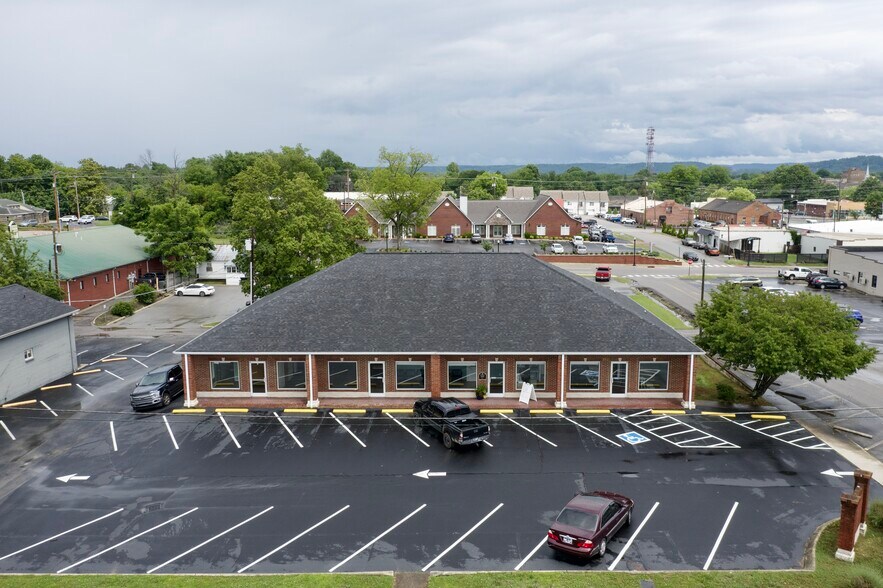 201 N Oak Ave, Cookeville, TN à louer - Photo du bâtiment - Image 1 de 15