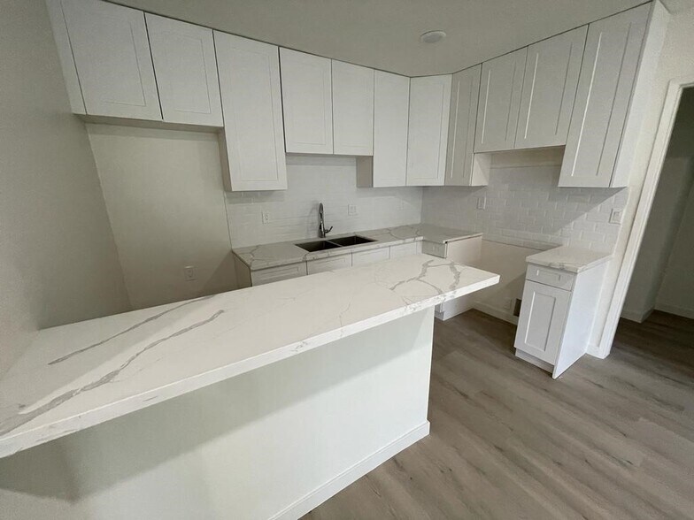 553 N Flores St, Los Angeles, CA à vendre - Photo du bâtiment - Image 3 de 58