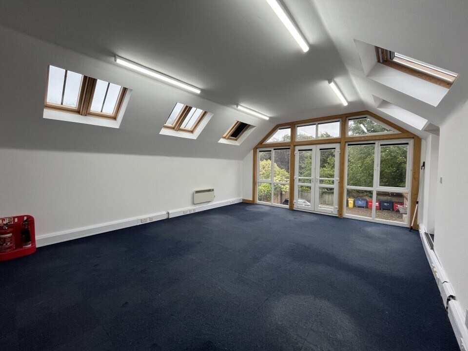 12A The Square, Wickham à louer Photo du bâtiment- Image 1 de 3