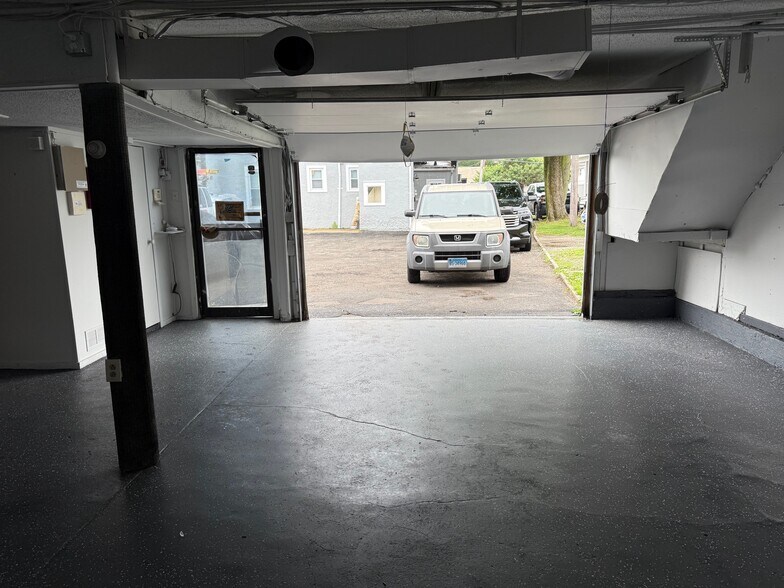 61 Van Zant St, Norwalk, CT à louer - Photo du bâtiment - Image 2 de 4