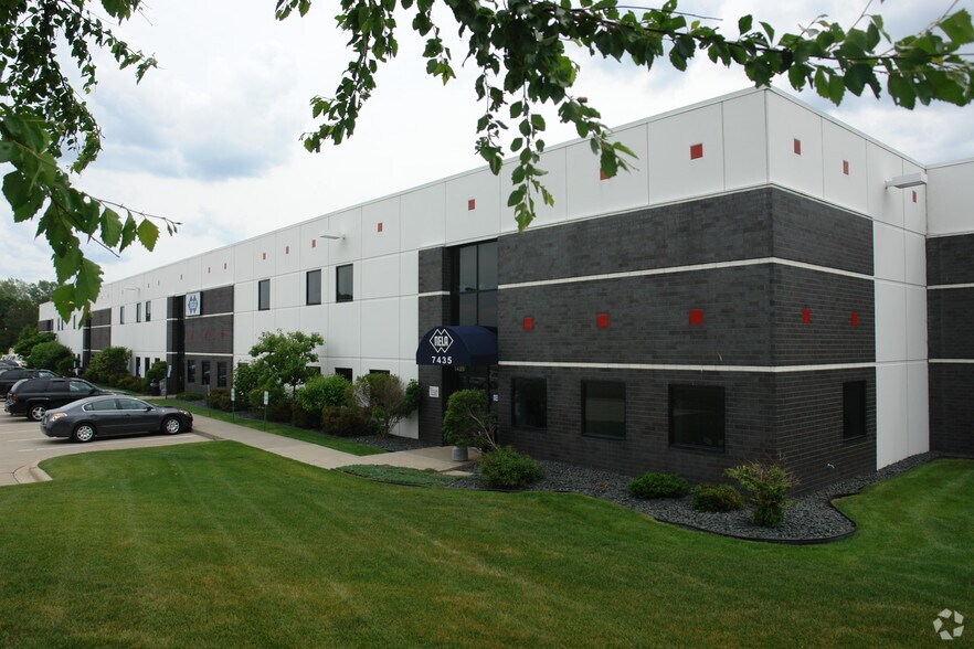 7433-7447 4th St N, Oakdale, MN à louer - Photo du bâtiment - Image 2 de 6