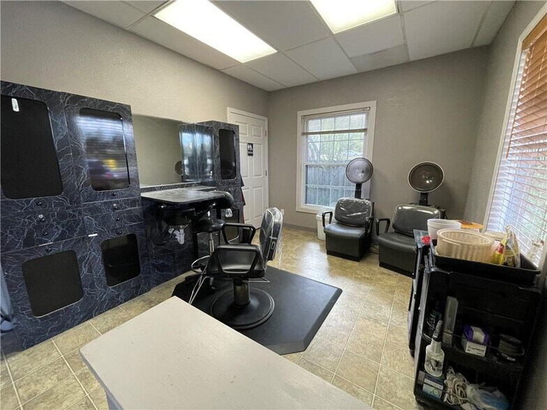 605 Baptiste Dr, Paola, KS à vendre - Photo du bâtiment - Image 3 de 3