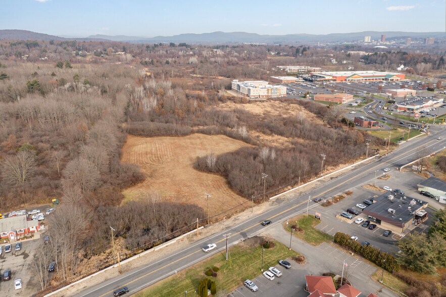 328 Russell St, Hadley, MA à vendre - Photo du bâtiment - Image 2 de 18