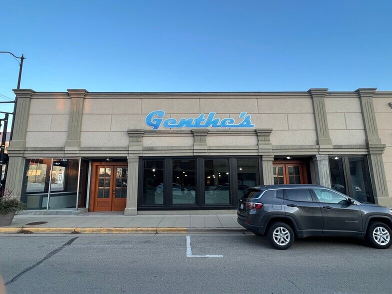 904 16th Ave, Monroe, WI à vendre - Photo du bâtiment - Image 2 de 10