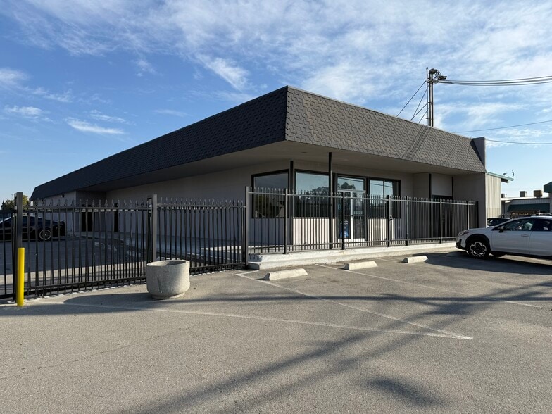 3624 Buck Owens Blvd, Bakersfield, CA for lease - Building Photo - Image 2 of 10