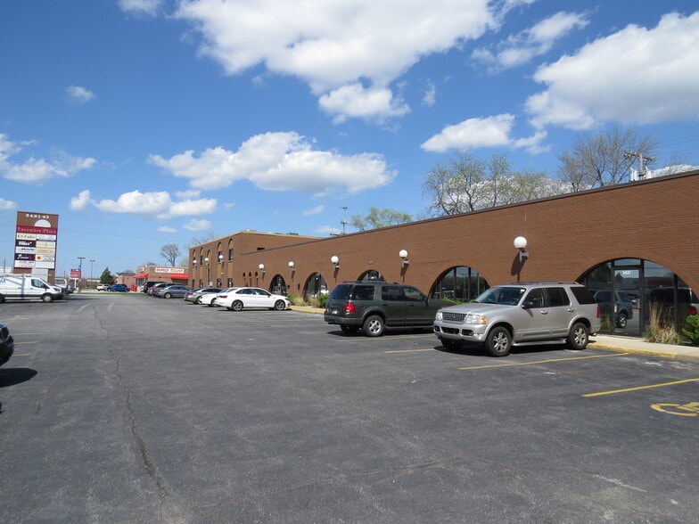 5401-5443 Broadway St, Merrillville, IN for lease - Building Photo - Image 1 of 10
