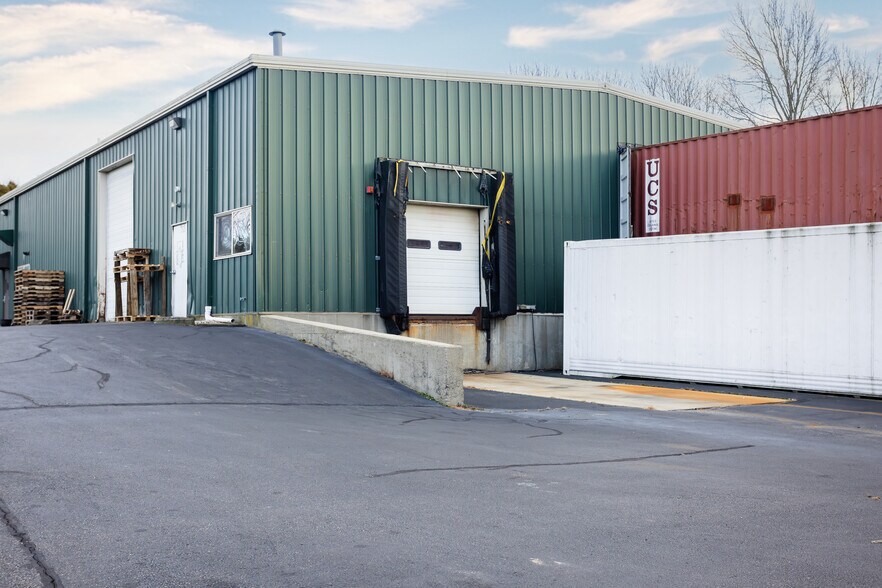 1079 Aquidneck Ave, Middletown, RI à vendre - Photo du bâtiment - Image 3 de 19