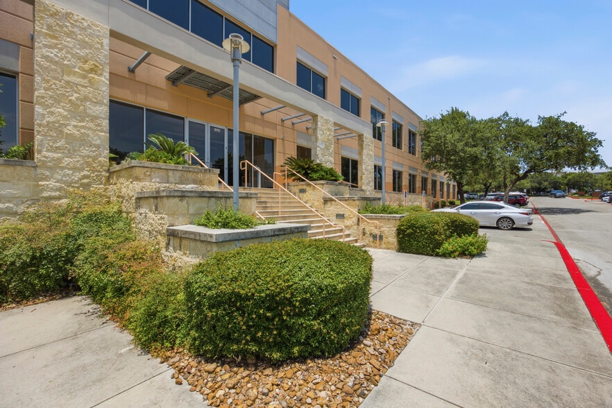 300 E Sonterra Blvd, San Antonio, TX for lease - Building Photo - Image 3 of 7