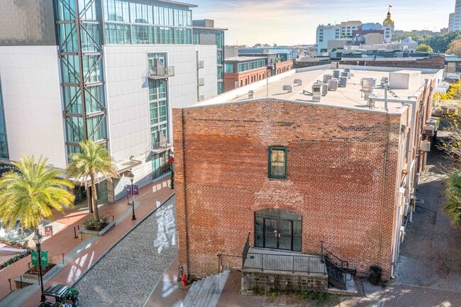 Plus de détails pour 313 W River St, Savannah, GA - Commerce de détail à louer