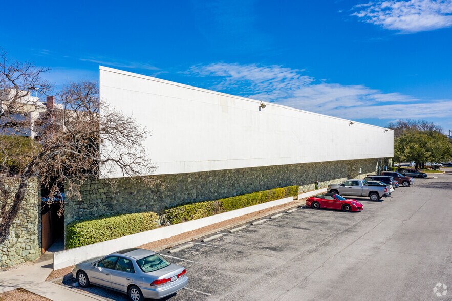 8601 Village Dr, San Antonio, TX à louer - Photo du bâtiment - Image 3 de 15