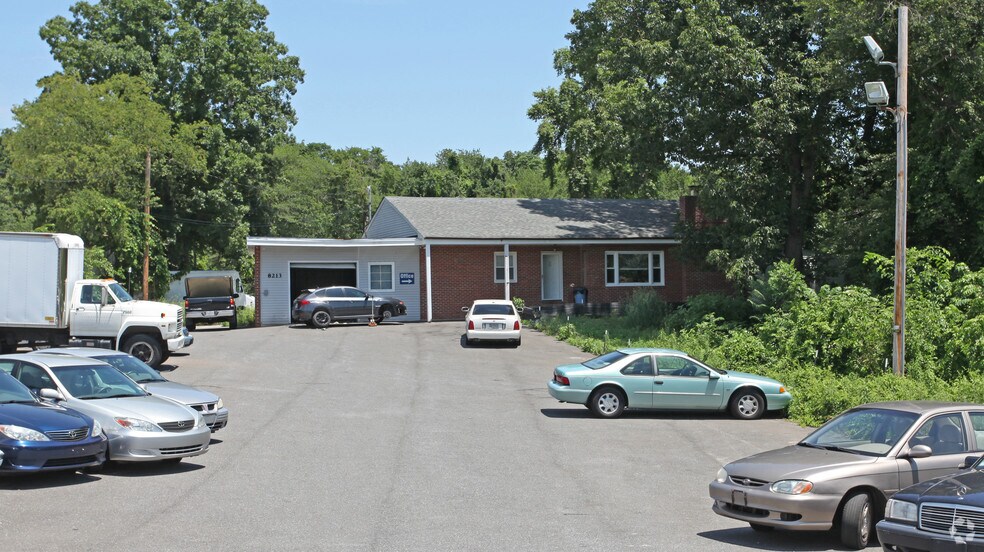 8213 Ritchie Hwy, Pasadena, MD à louer - Photo du bâtiment - Image 2 de 4