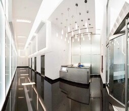 150 W 30th St, New York, NY for lease Lobby- Image 2 of 3