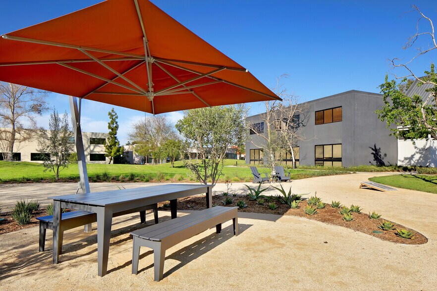 17752 Sky Park Cir, Irvine, CA à louer - Photo du bâtiment - Image 3 de 20