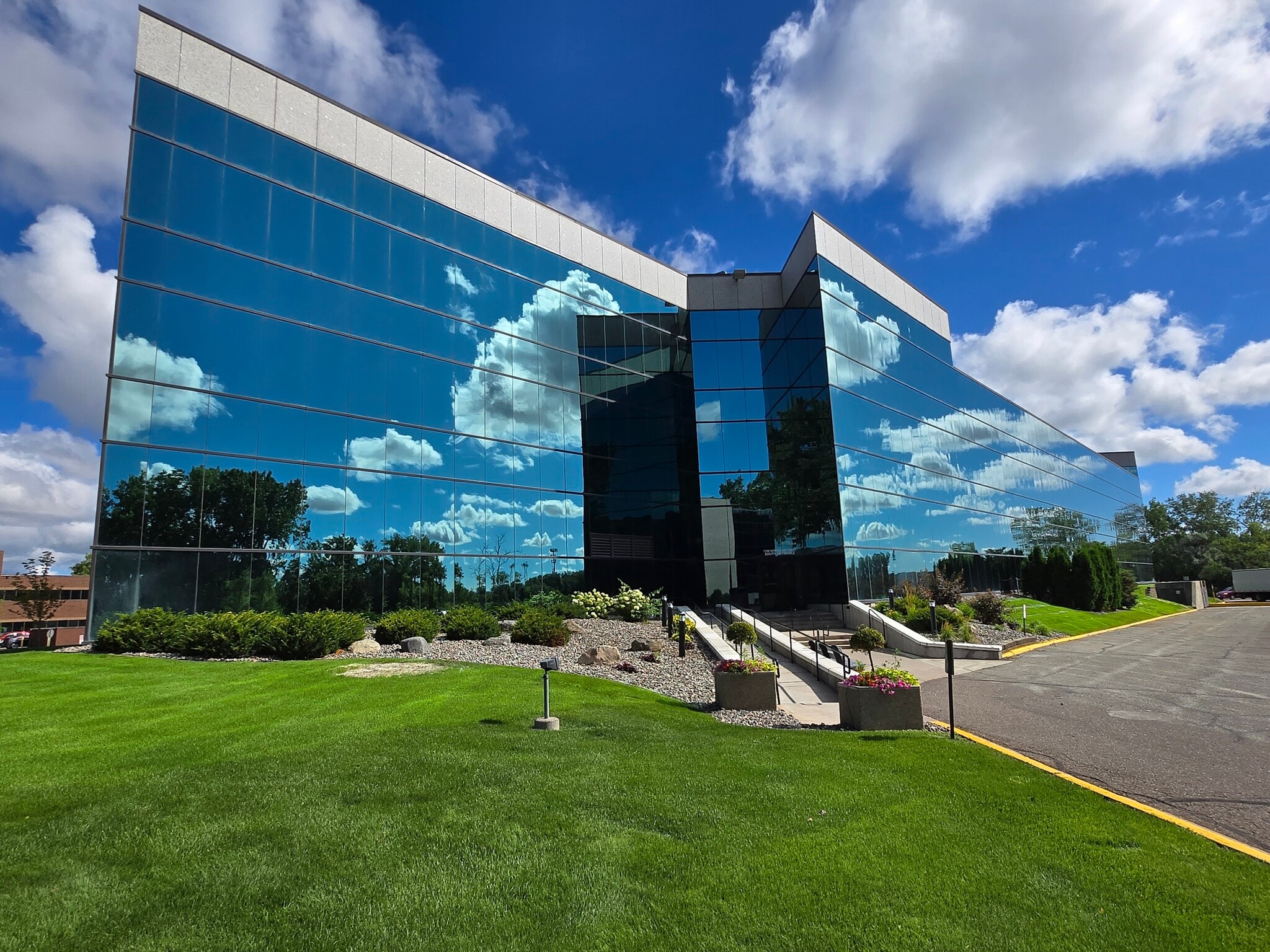 7100 Northland Cir N, Brooklyn Park, MN for lease Building Photo- Image 1 of 24