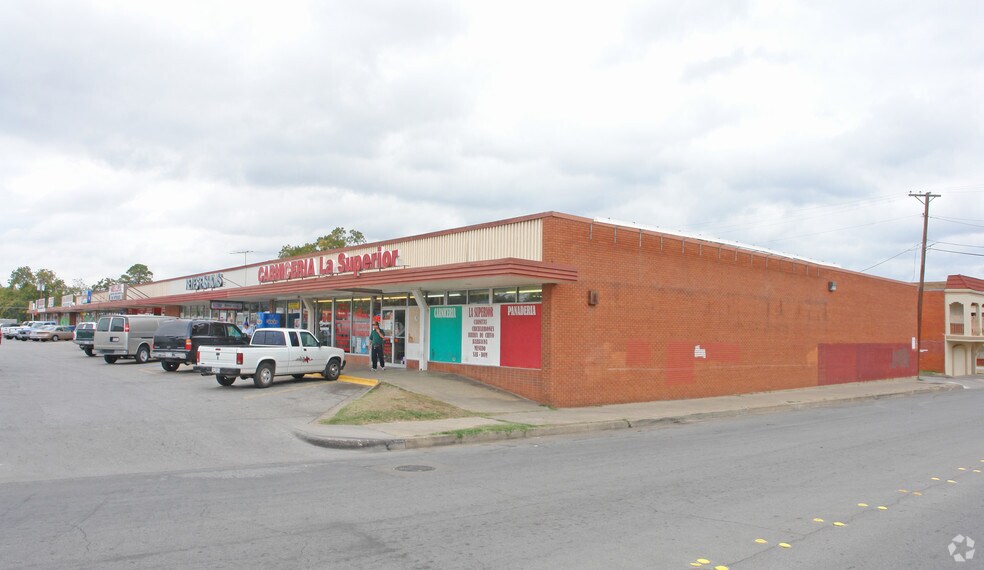 700-740 N Sylvania Ave, Fort Worth, TX à louer - Photo du bâtiment - Image 2 de 4
