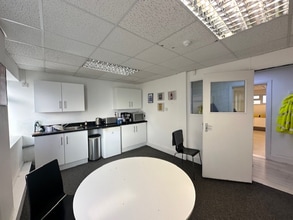 4 Oakleigh Gdns, London for lease Interior Photo- Image 2 of 3